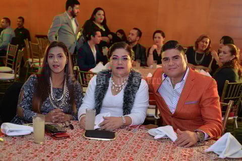 04012017 EN RECIENTE FESTEJO.  Cynthia, Rocío y Esteban.