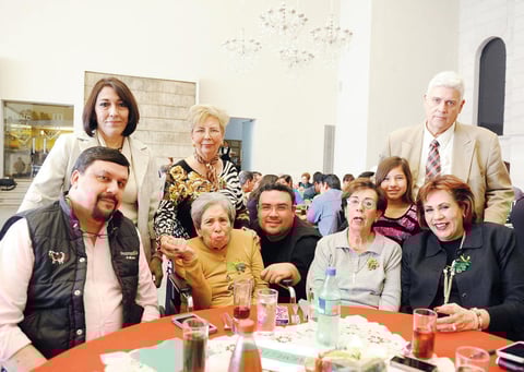 04012017 POSADA DE LA ESTANCIA MáS VIDA.  Carmelita Máynez acompañada de su familia.