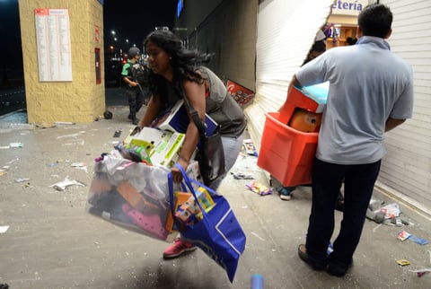 "¡Las pantallas, hija... las pantallas!", decía apresurado un hombre a su hija, mientras corría a la entrada de Bodega Aurrerá en Acolman, al nororiente del Estado de México.
