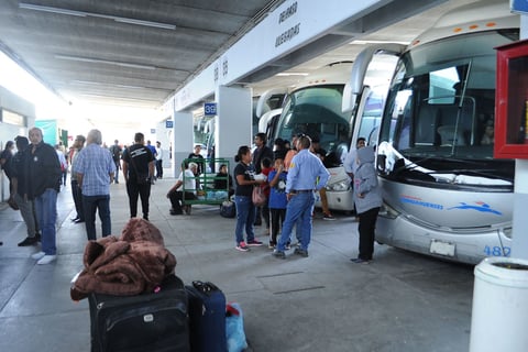 Los pasajeros tuvieron que bajar y caminar hasta llegar a la caseta en donde estaba un autobús "pirata" que los trasladó a la entrada de la ciudad.