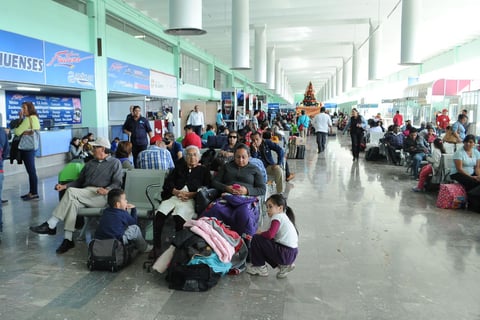 Los pasajeros tuvieron que esperar en los andenes de la central para que les resolvieran el problema.