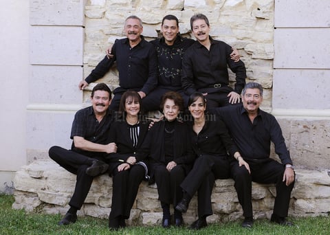 Graciela González de Monroy con sus hijos, Javier, Luis, Jorge, Enrique, Mony, Ivette y Laura