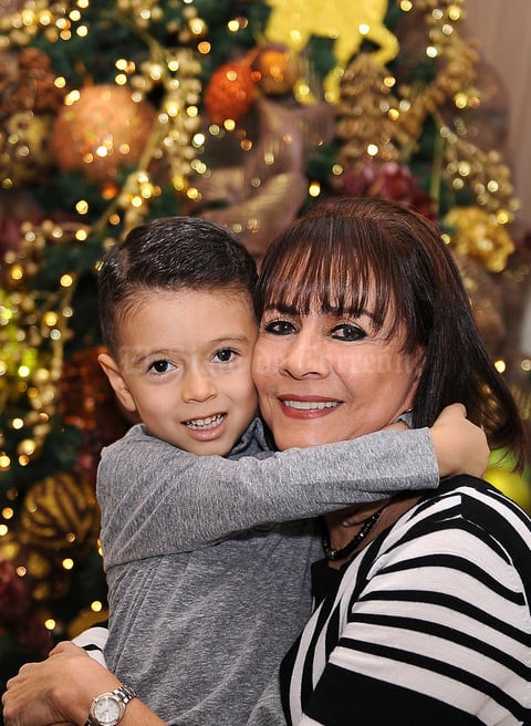 Laura Monroy con su nieto, Jan