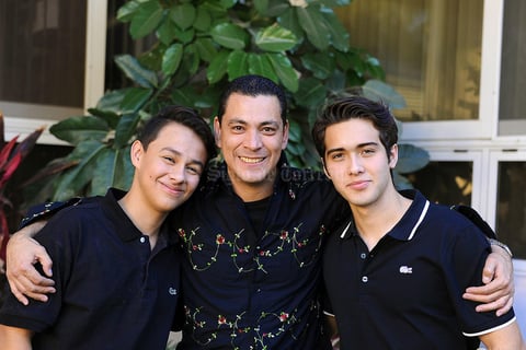 Mony Monroy con sus hijos, Salvador y Abner