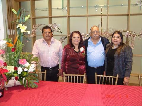 07012017 CELEBRA SU JUBILACIóN.  Magdalena Gutiérrez con Martín, Roberto y Martha.