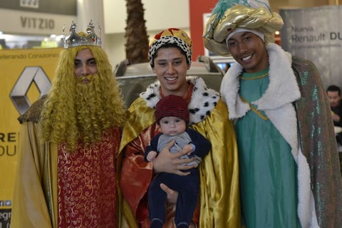 Chicos y grandes aprovecharon la oportunidad para tomarse fotos con los Reyes Magos.