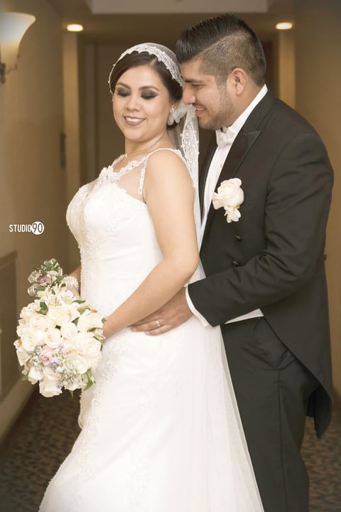 08012017 Melisa Alejandra Sánchez Orozco y Juan Emmanuel Salazar Ramírez llegaron al altar de la Iglesia de la Medalla Milagrosa para recibir la bendición como marido y mujer el pasado 17 de diciembre. - Studio 90 Fotografía