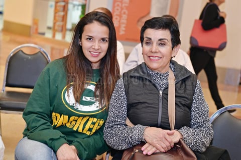 08012017 MUY SONRIENTES.  Pamela y Lupita.