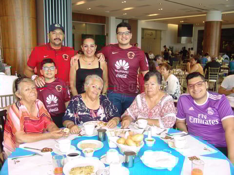 08012017 Familia Jaritas Guzmán con las hermanas Valdez García.