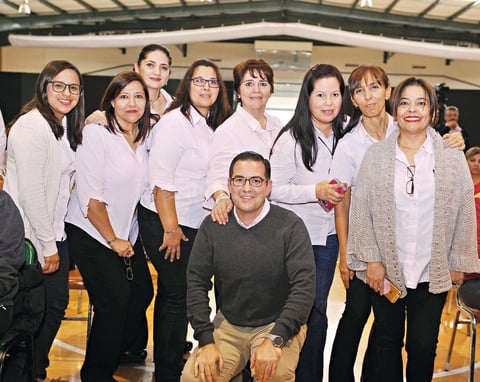 09012017 POSAN PARA LA FOTO.  Victoria, Lavy, Cristy, Lulú, Aurorita, Norma, Yolanda, Píldora y Padre Roberto.