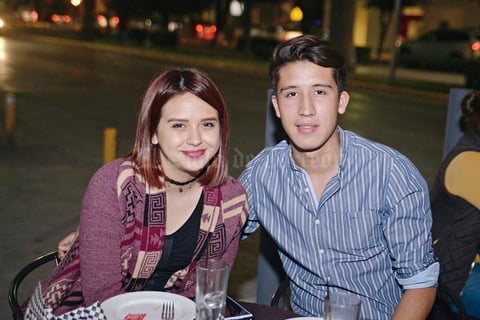 08012017 POSAN PARA LA CáMARA.  Carla y Ramón.