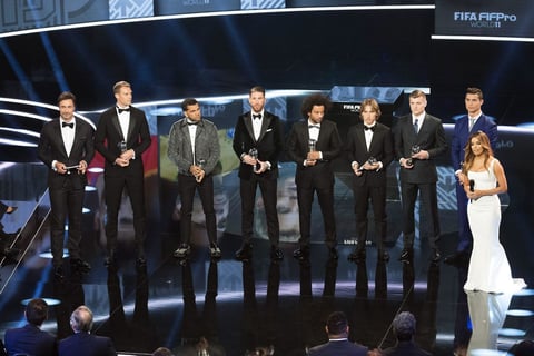 De izquierda a derecha: el presentador Marco Schreyl, los ganadores del premio FIFA/FIFPro World XI, el portero alemán del Bayern Múnich Manuel Neuer, el defensa brasileño de la Juventus Dani Alves, el defensa español del Real Madrid Sergio Ramos, el defensa brasileño del Real Madrid Marcelo, el centrocampista croata del Real Madrid Luka Modric, el centrocampista alemán del Real Madrid Toni Kroos, el delantero portugués del Real Madrid Cristiano Ronaldo y la presentadora Eva Longoria, durante la gala 'The Best', la fiesta en la que la FIFA premia a los mejores profesionales del fútbol mundial.