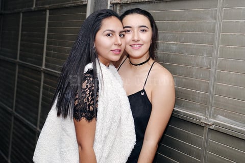 10012017 AMIGAS.  Sara y Valeria.