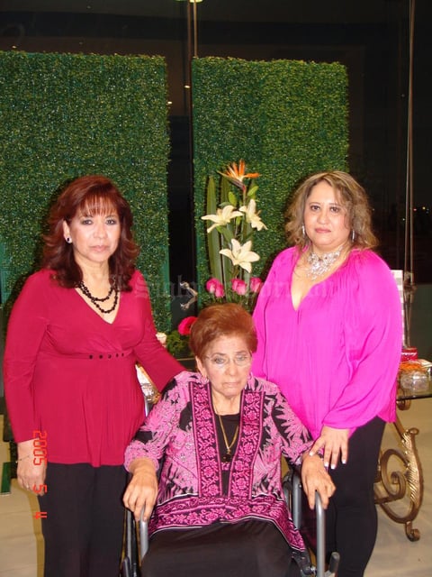 11012017 FESTEJA SU CUMPLE.  Felicitas con Elida y Beatriz.