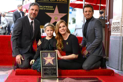Muy emocionada y al borde de las lágrimas, Adams estuvo acompañada en la ceremonia por su hija y su marido, así como por el director Denis Villeneuve y el actor Jeremy Renner.