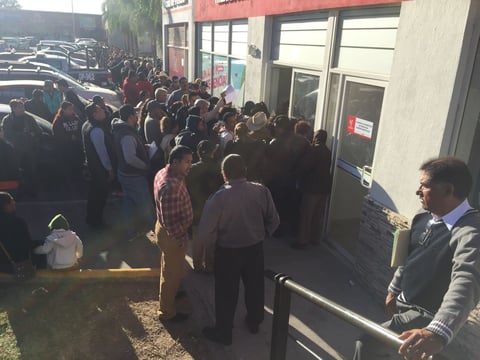 La oficina se saturó y hubo la necesidad de cerrar la puerta, lo que enojó a quienes hacían fila en la banqueta.
