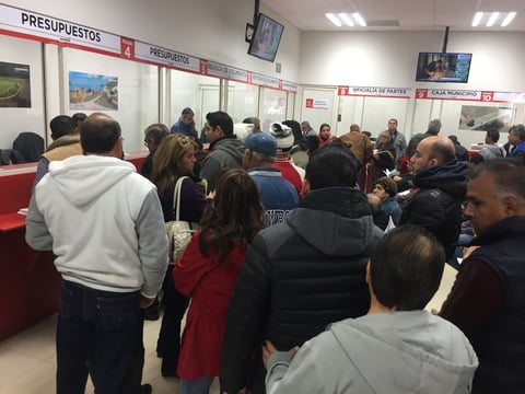 Muchas personas expresaron su molestia después de que la atención para canje de placas se limitó a 240 turnos, lo cual ocasionó que decenas de ellos se quedaran sin la oportunidad de replaquear pese a que llevaban horas formados.