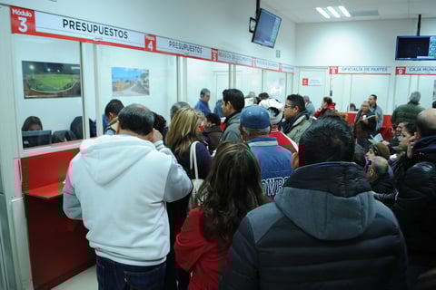 Las personas encargadas de atender al público desconocen mucha de la información que les piden, lo que hacía molestar a las personas que acudían a hacer su canje de placas.