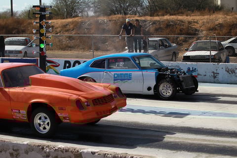 Al momento de prender el semáforo a verde, los dos pilotos esperaron su luz y salieron con toda la intención de ganar el primer lugar.