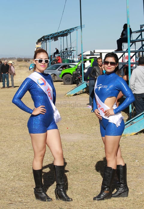 La belleza de las edecanes no podía faltar en la primera competencia del año.