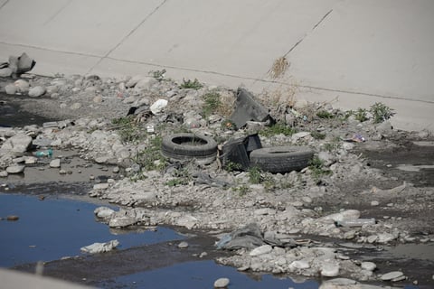 El arrastre derivado de la temporada de lluvias ocasionó la acumulación de todo tipo de desechos sobre el cauce de la Acequia Grande.