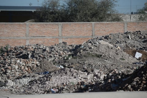 .Desde piezas de vehículos hasta neumáticos y grandes piedras, son los que acumula el que llegó a ser uno de los grandes cauces de la capital duranguense y ahora está convertido en la principal salida de acumulación pluvial de la urbe.