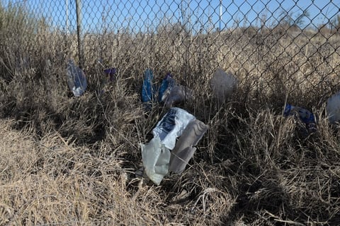 Los terrenos estan delimitados por alambradas donde se guarda la basura sin que hasta el momento se haya implementado un mecanismo para recoger los desechos.