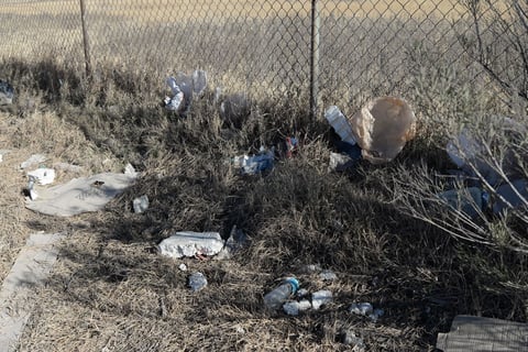 Debido a que todos los predios tienen dueño, la basura que se desperdiga queda atorada en las alambradas.
