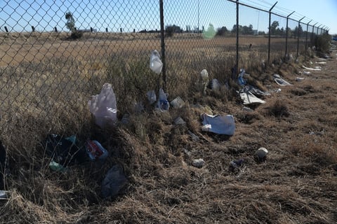 Bolsas y papeles se pueden apreciar en las alambradas que están por esta salida carretera.