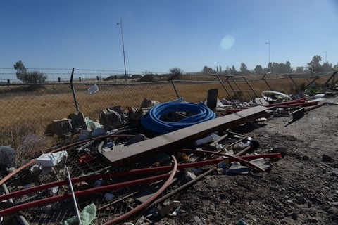 En la periferia de la zona se apreciaron los estragos de los aires, que esparcen la basura de la Planta de Transferencia, ubicada también en esa misma salida carretera.