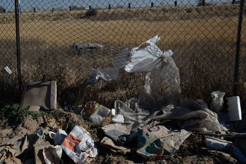 Existen puntos de la capital donde la problemática de acumulación de basura es más evidente, uno de ellos es la salida por la carretera a Zacatecas.
