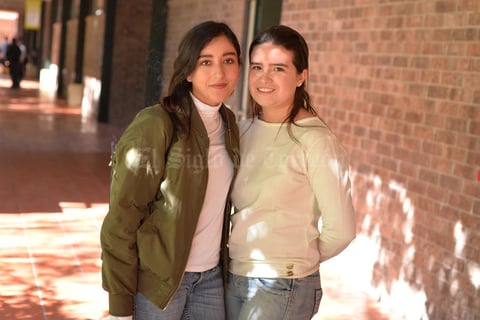 15012017 EN LA IBERO.  Brenda y Ana.