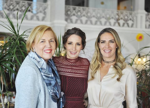 15012017 POR CASARSE.  Johana Miñarro Dingler acompañada de su mamá, María Luisa Dingler de Miñarro, y su hermana, Anilú Miñarro de Holtz, en la despedida de soltera que le organizaron con motivo de su enlace nupcial con Rodrigo Melo San Fuentes.