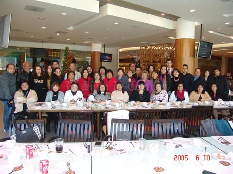 15012017 LA FOTO DEL RECUERDO.  Personal de reconocido plantel educativo de la región en reciente celebración.