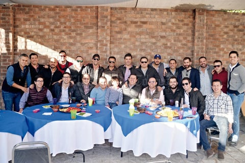 15012017 GRATA REUNIóN.  Alejandro Ramírez Borjón pronto cambiará de residencia, por lo que fue despedido por todos sus amigos.