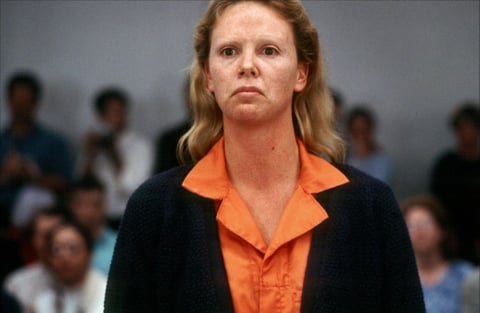 La delgadez de Charlize Theron quedó olvidada cuando subió 15 kilos para hacer su papel de prostituta en Monster.