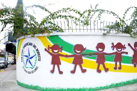 Los hechos tuvieron lugar en el área de secundaria del Colegio Americano del Noreste, el cual se ubica en la calle Paseo del Lago, número 5109, en la colonia Del Paseo Residencial, en el sur de la capital de Nuevo León.