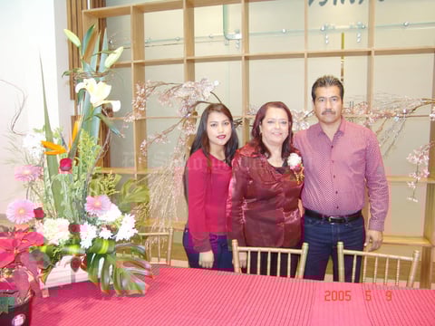 19012017 CELEBRA SU JUBILACIóN.  María Magdalena Gutiérrez Martínez con María Fernanda Zarazúa Gutiérrez y Daniel Zarazúa de León.