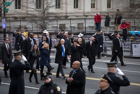 Mucho menos personas acudieron el viernes a la ceremonia de investidura del presidente Donald Trump que las que estuvieron presentes en la juramentación de su predecesor hace ocho años.
