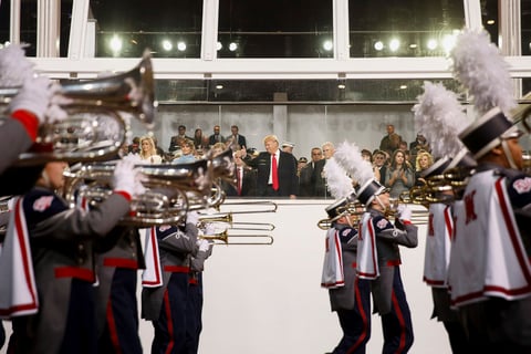 El presidente Trump va acompañado por representantes de las Fuerzas Armadas y su esposa Melania.