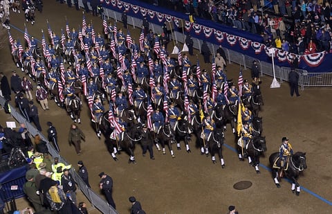 Culver Academy Equestrian de Indiana marcha durante el  58° desfile presidencial.