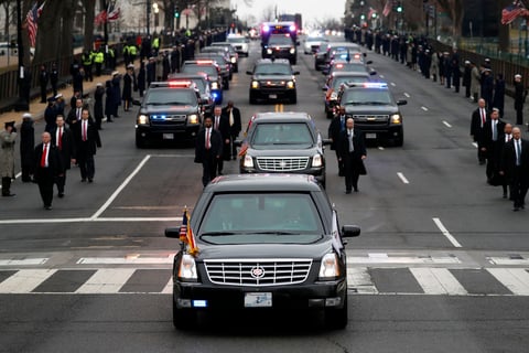 Acompañado de un fuerte dispositivo de seguridad, Trumpo recorrió las calles de Washington.