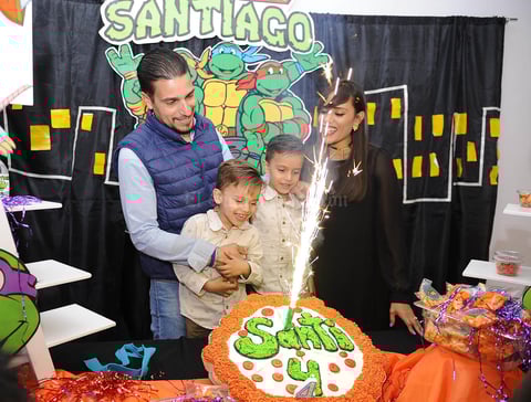 Santiago con sus papás, Sinhué y Emmy, y su hermano, Emilio