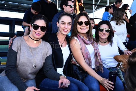 21012017 EN INAUGURACIóN.  Entre amigas.