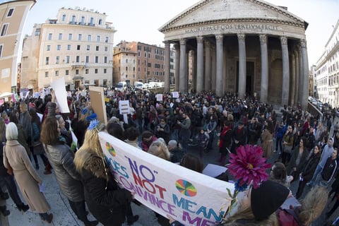 Roma fue una de las decenas de ciudades en las que las mujeres salieron a las calles en el primer día completo de Donald Trump como presidente.