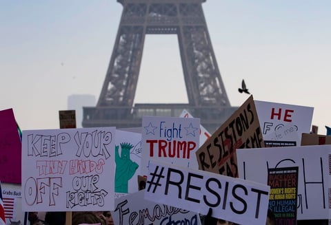 La Torre Eiffel fue el escenario de las protestas en París.