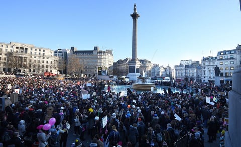 Niños, profesionistas, amas de casa y muchos varones se unieron a la marcha global con consignas en contra de las políticas racistas, así como de la construcción de muros bajo el hashtag construyamos puentes no muros.