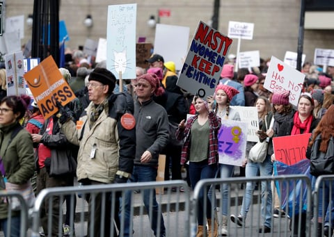 Miles de manifestantes salieron a las calles en Nueva York.