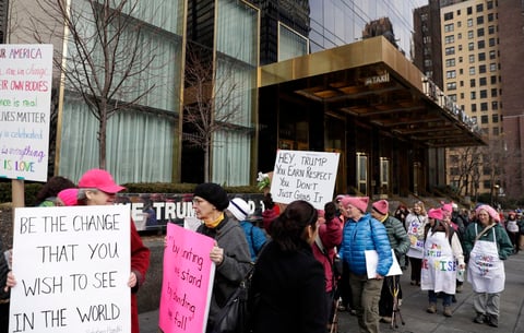 Un grupo de manifestantes se postró afuera de la Trump Tower en Nueva York.