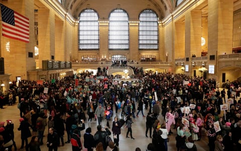 En Nueva York, manifestantes se congregaron en Grand Central terminal.